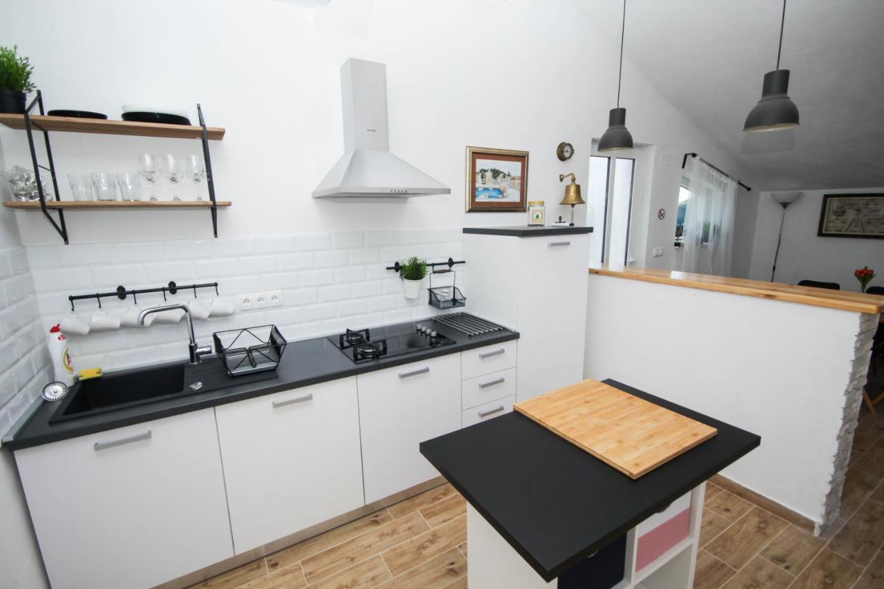 Lola'S Apartments Tribalj Eksteriør billede