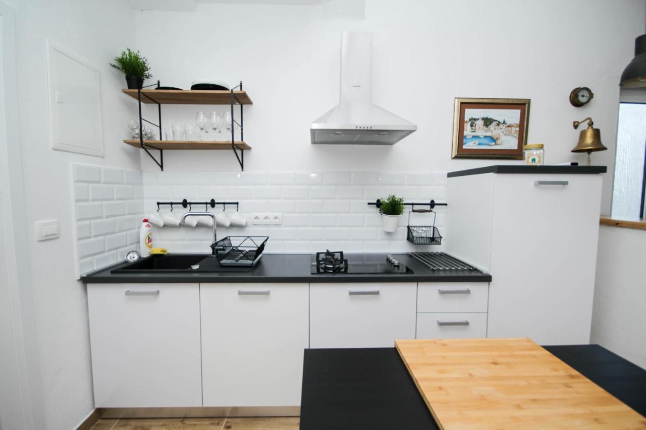 Lola'S Apartments Tribalj Eksteriør billede